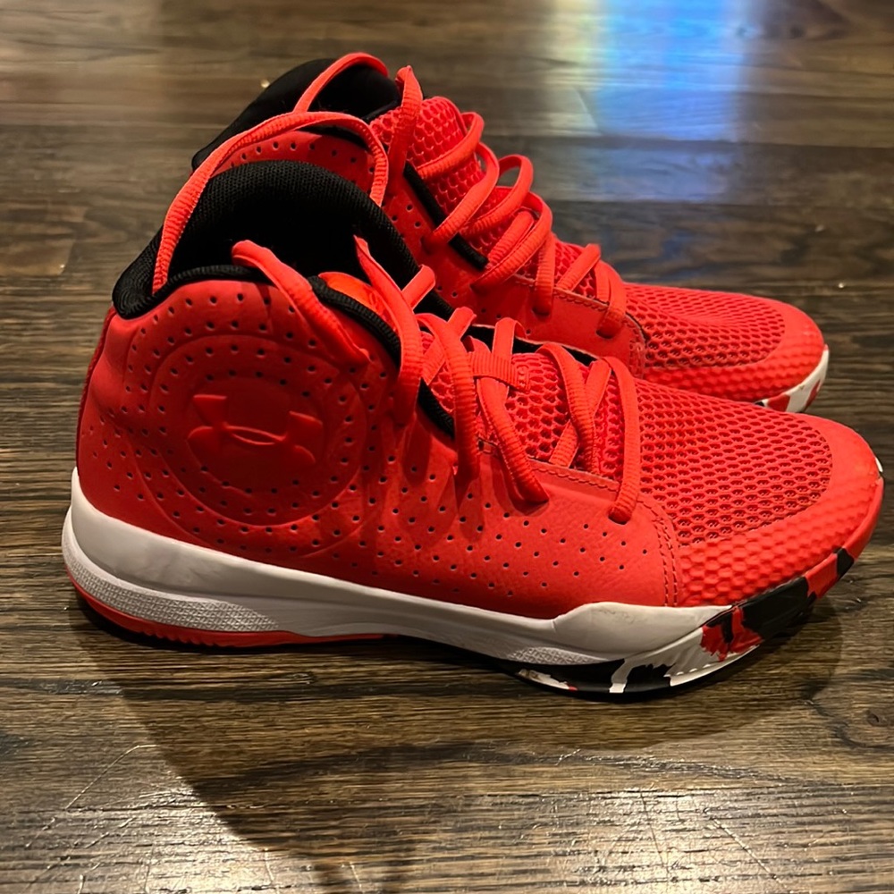 Under armor basketball shoes. NEW!!!❤️